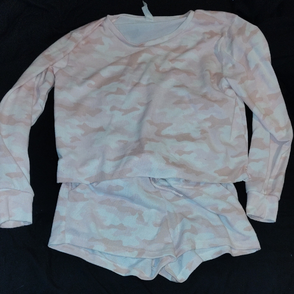 Pink Camo Long Sleeve and Shorts Set Fleece Like Brand New Wot